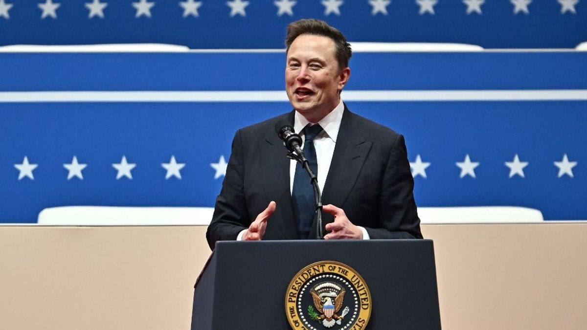 Elon Musk hozhatja vissza a Földre az űrben rekedt asztronautákat