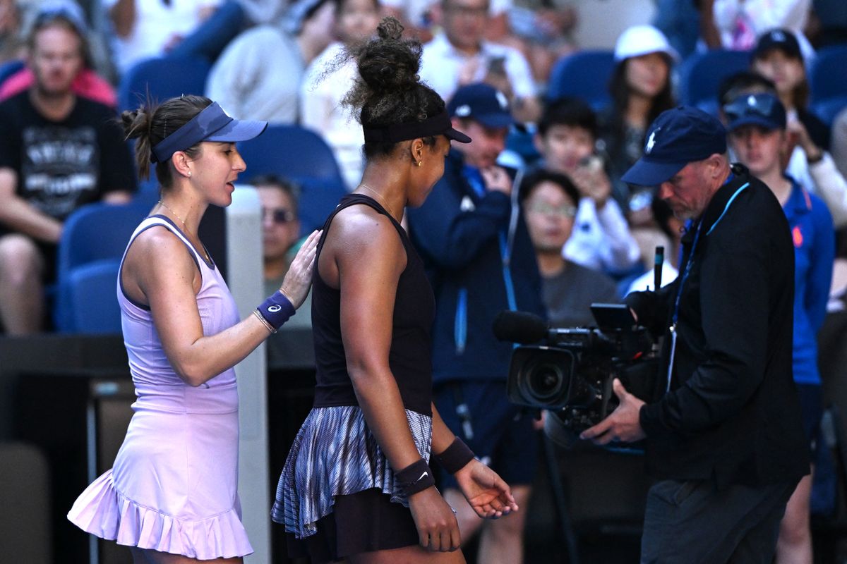 Switzerland's Belinda Bencic (L) consoles Oszaka Naomi  Australian Open tenisz teniszező édesanyák Serena Williams Arina Szabalenka