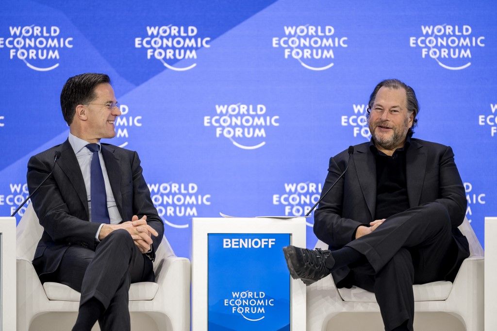 A NATO főtitkára Mark Rutte (L) és a Salesforce elnöke és vezérigazgatója, Marc Benioff (R) részt vesz a Világgazdasági Fórum (WEF) éves találkozóján Davosban 2025. január 23-án