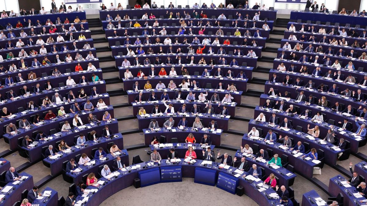 Strasbourg, 2022. július 6. Az Európai Parlament képviselõi a gáz- és atomenergia-ágazatokról szavaznak a strasbourgi ülésteremben 2022. július 6-án. A parlament úgy döntött, hogy a gáz- és a nukleárisenergia-ágazatok bizonyos tevékenységei környezeti szempontból fenntarthatónak minõsüljenek. MTI/EPA/Julien Warnand Fotó: Julien Warnand