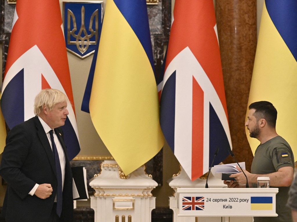 Volodimir Zelenszkij (R) ukrán elnök és BorisJohnson brit miniszterelnök a 2022. augusztus 24-i, Ukrajna függetlenségének napján tartott kijevi sajtótájékoztatón