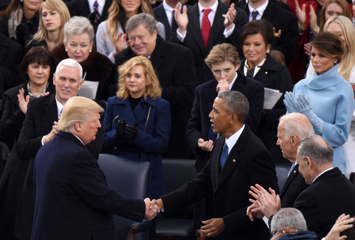 Trump beiktatása 2017. január 20-án. Donald Trump kezet fog Barack Obama volt amerikai elnökkel, miután elmondta beiktatási beszédét.