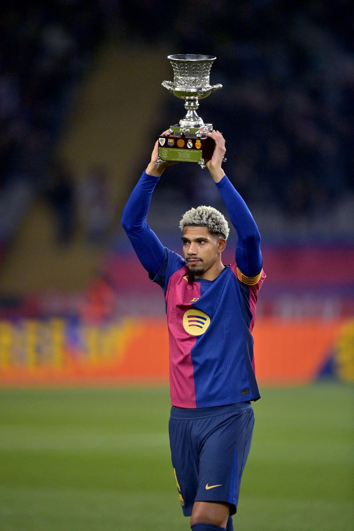 Barcelona's Uruguayan defender #04 Ronald Araujo da Silva áruló hős Barcelona spanyol szuperkupa real madrid szaúd-arábia Spanish Super Cup trophy prior the Spanish Copa del Rey király-kupa ast 16 first leg football match between FC Barcelona and Real Betis at the Estadi Olimpic Lluis Companys in Barcelona on January 15, 2025. (Photo by MANAURE QUINTERO / AFP)