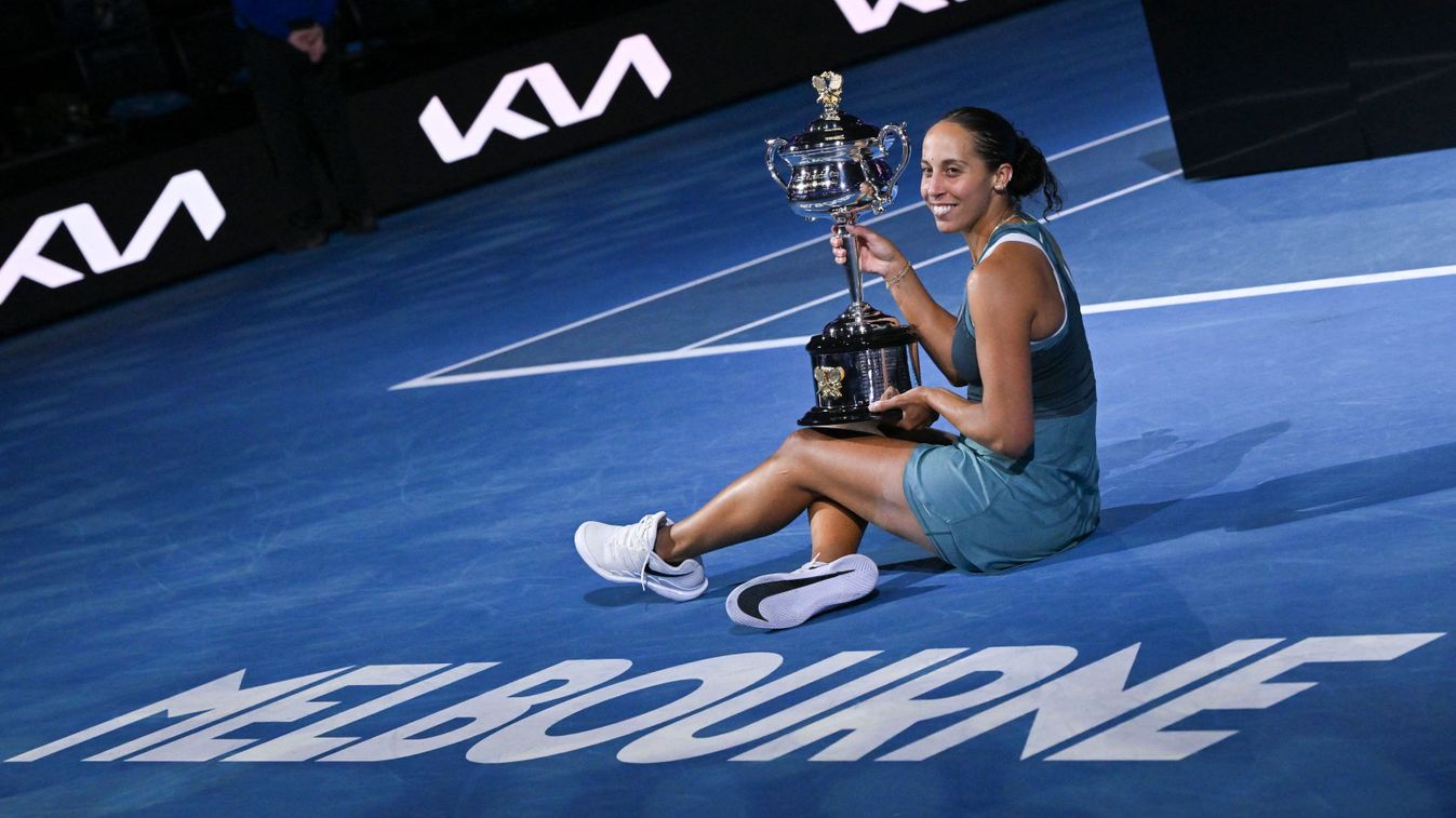 USA's Madison Keys poses with the Daphne Akhurst Memorial Cup after edző férj Bjorn Fratangelo Belarus' Arina Szabalenka during their women's singles final match on day fourteen of the Australian Open tenisz női döntő tournament in Melbourne on January 25, 2025. (Photo by WILLIAM WEST / AFP) / -- 