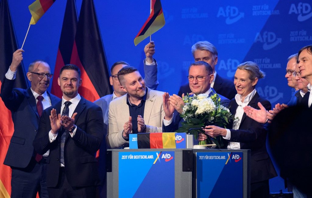 Alice Weidel, az AfD szövetségi elnöke és Tino Chrupalla (balról 5.), az AfD szövetségi elnöke egymás mellett