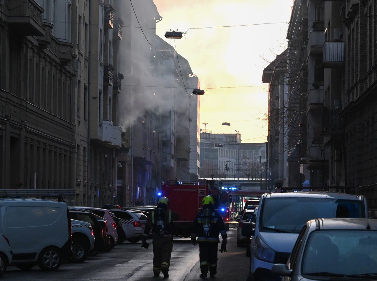 Budapest, 2025. január 24.Tûzoltók dolgoznak a IX. kerületi Vakapu utcában, ahol feltehetõleg robbanás történt egy társasházban 2025. január 24-én. A munkálatok közben átvizsgálták az égõ lakás feletti szinteket, az egyik negyedik emeleti lakásból lekísértek egy embert.MTI/Máthé Zoltán