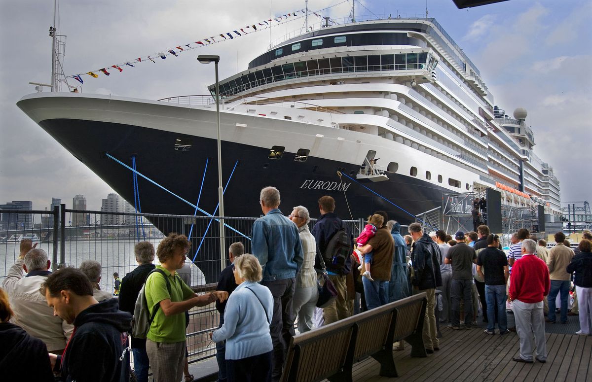  Holland America Line 285 méter hosszú, mintegy 2000 utas szállítására alkalmas személyhajó a tervek szerint a július 1-jei vízre bocsátás után ezen a héten áll forgalomba.