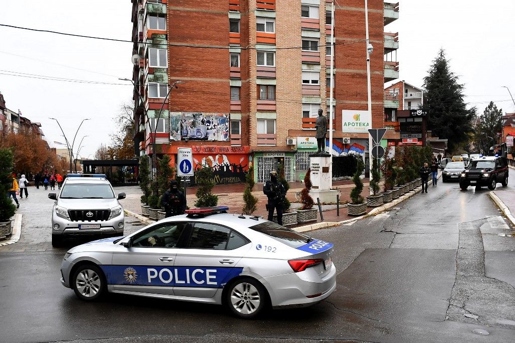 Koszovói rendőrök járőröznek Mitrovica utcáin (Fotó: AFP)