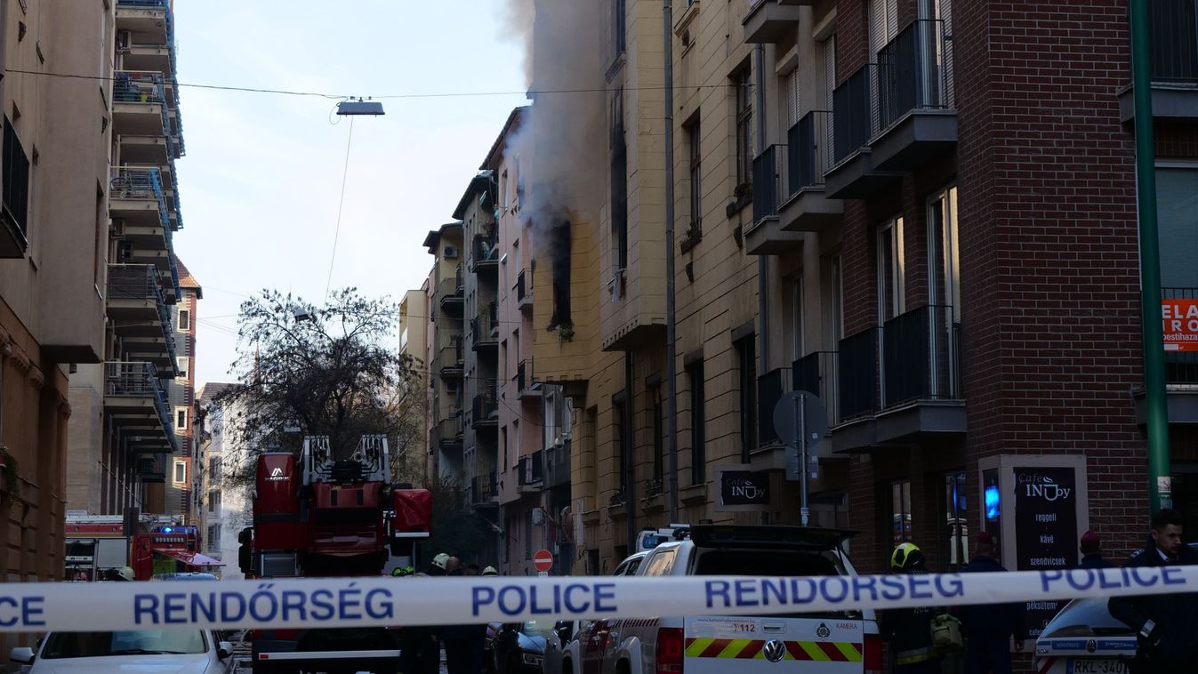 Budapest, 2025. január 24.Tûzoltók dolgoznak a IX. kerületi Vakapu utcában, ahol feltehetõleg robbanás történt egy társasházban 2025. január 24-én.MTI/Mihádák Zoltán