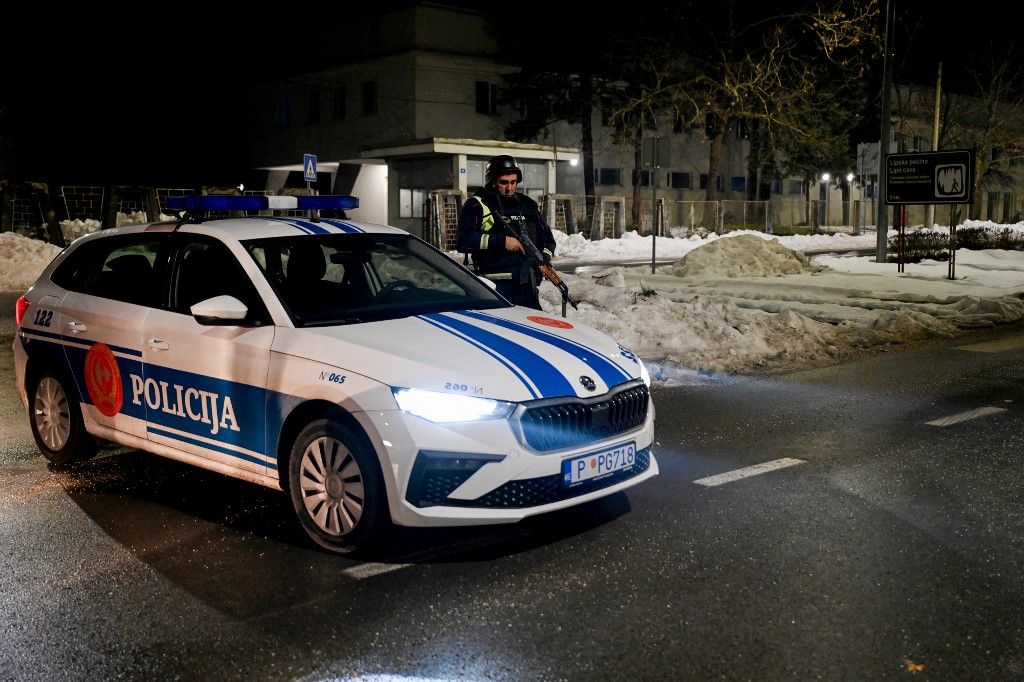 Rendőrök állnak őrt egy ellenőrző pontnál a montenegrói Cetinje külvárosában (Fotó: AFP)