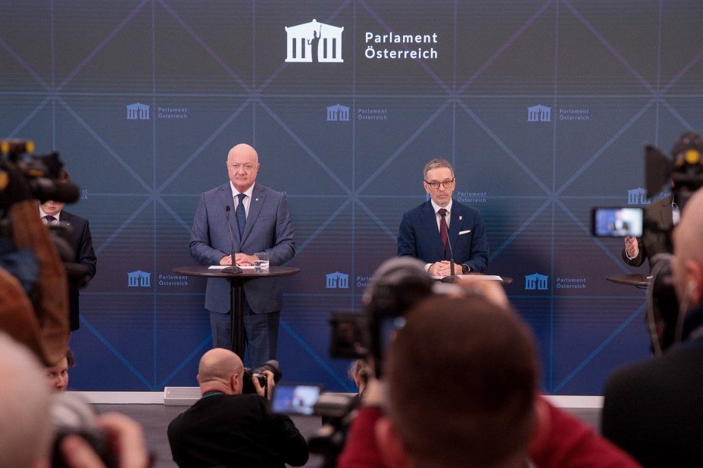 A Szabadságpárt vezetője, Herbert Kickl (R) és az Osztrák Néppárt ideiglenes vezetője, Christian Stocker a koalíciós tárgyalásokról tartott sajtótájékoztatót a bécsi parlamentben 2025. január 13-án