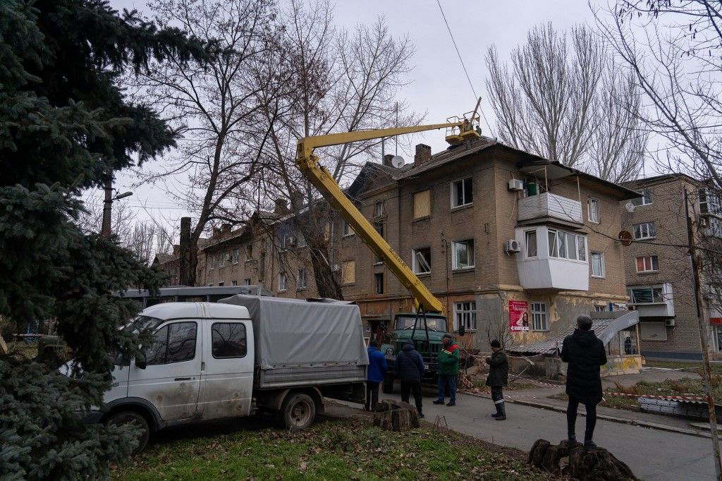 Folytatódnak a helyreállítási munkálatok egy megrongálódott épületben Ukrajnában, az orosz-ukrán háború alatt (Fotó: AFP)