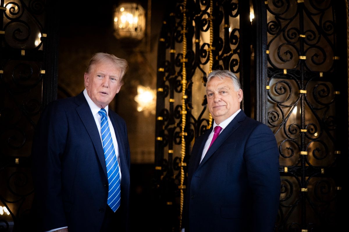 Orbán Viktor (R) Magyarország miniszterelnöke Donald Trump megválasztott amerikai elnökkel Trump Mar-a-Lago-i birtokán, a floridai Palm Beach-ben