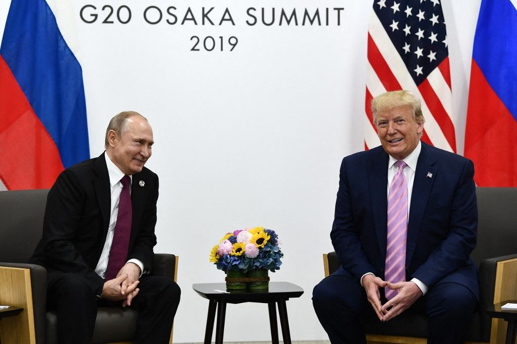 Donald Trump (R) amerikai elnök találkozón vesz részt Vlagyimir Putyin orosz elnökkel a G20-ak oszakai csúcstalálkozóján 2019. június 28-án