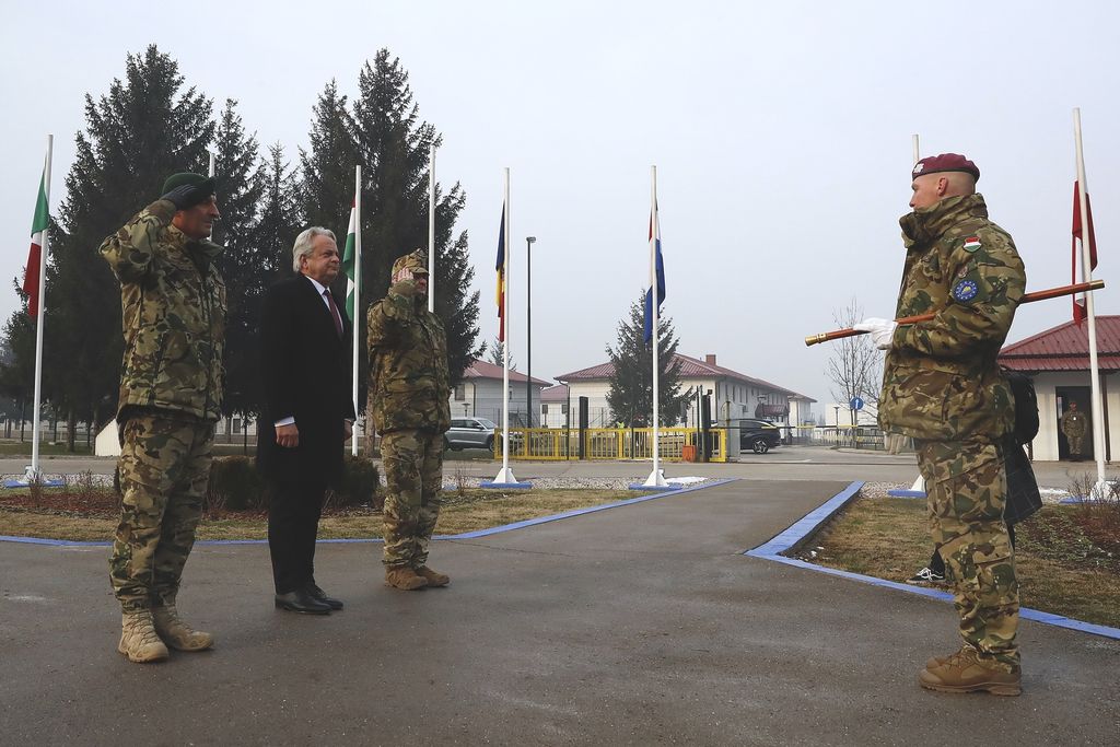 Sticz László vezérőrnagy és Vargha Tamás, a Honvédelmi Minisztérium parlamenti államtitkára, valamint Kajári Ferenc altábornagy, a Honvéd Vezérkar főnökének helyettese.