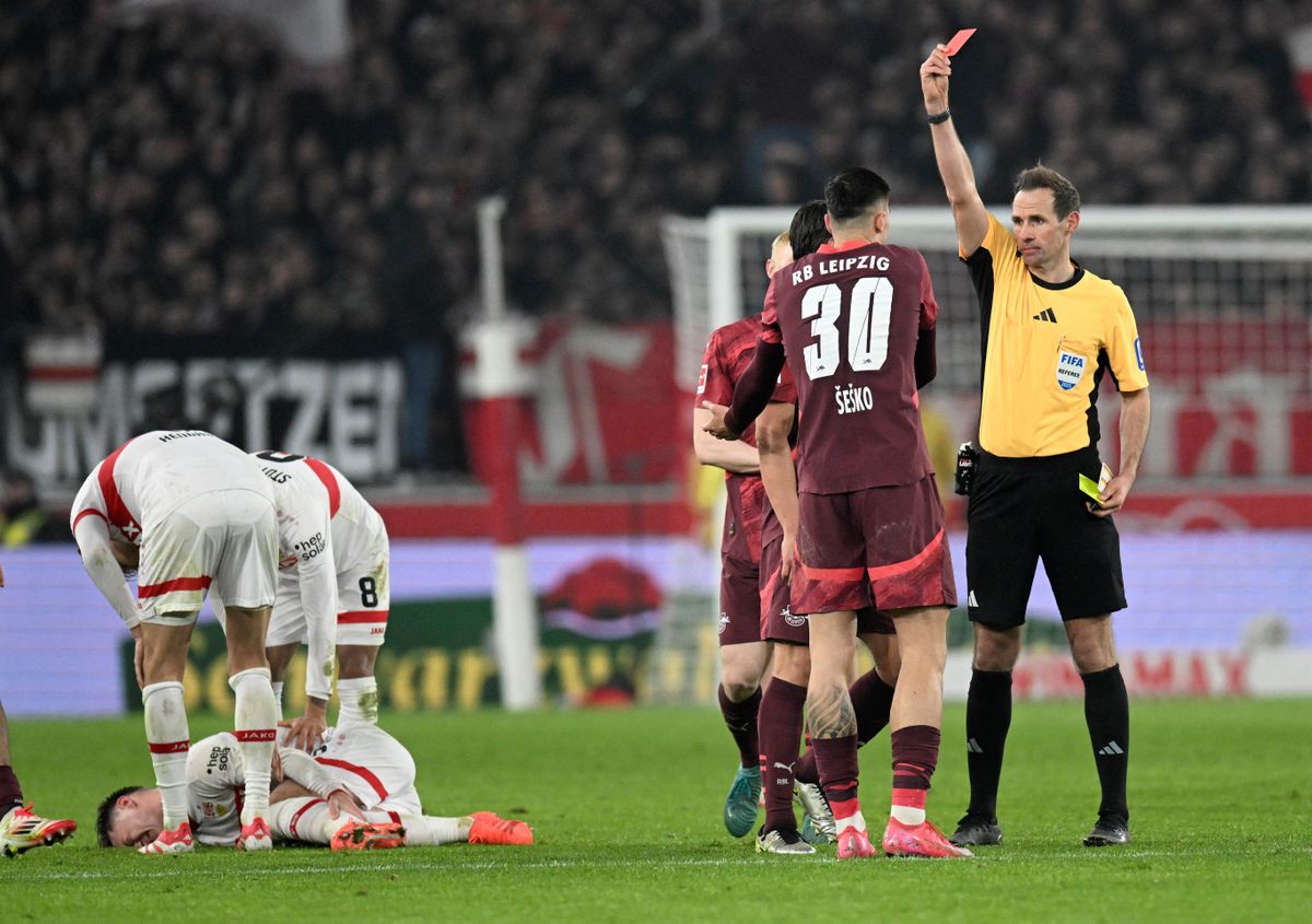 piros lap Bundesliga Leipzig Stuttgart Willi Orbán Gulácsi Péter Referee Sascha Stegem shows the yellow-red card to Leipzig's Slovenian forward #30 Benjamin Sesko during the German first division Bundesliga football match between VfB Stuttgart and RB Leipzig in Stuttgart on January 15, 2025. (Photo by THOMAS KIENZLE / AFP) / DFL REGULATIONS PROHIBIT 