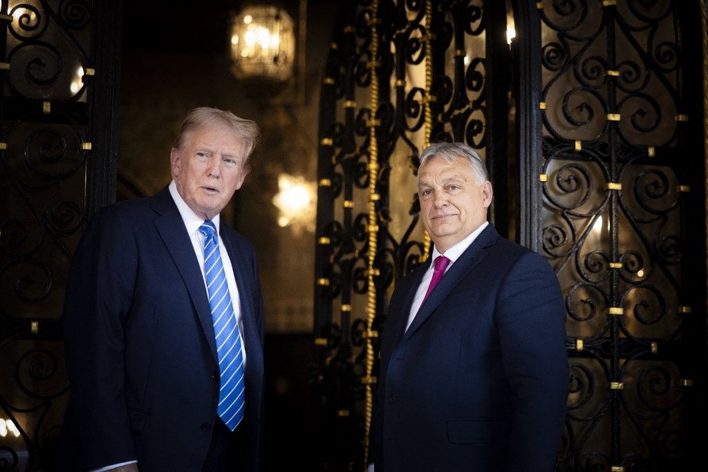 Orbán Viktor (R) Magyarország miniszterelnöke Donald Trump megválasztott amerikai elnökkel Trump Mar-a-Lago-i birtokán, a floridai Palm Beach-ben