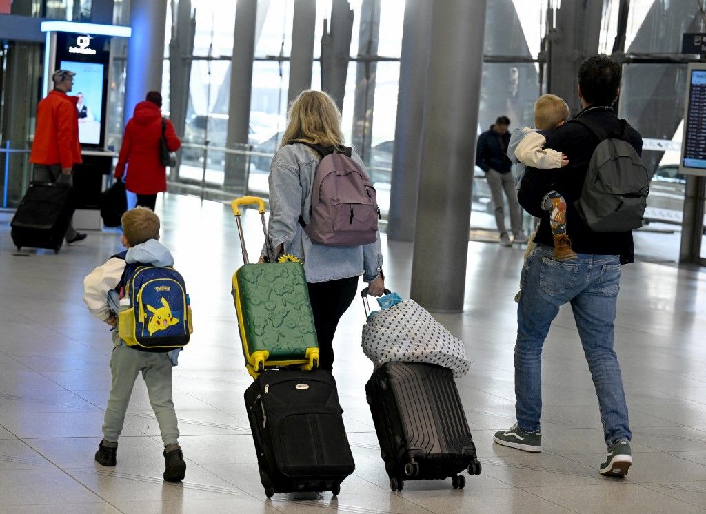 Vacation travelers returning to Cologne Airport
külföldi utazás