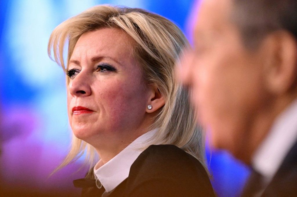 Marija Zaharova, az orosz külügyminisztérium szóvivője részt vesz Szergej Lavrov külügyminiszter éves év végi sajtótájékoztatóján az orosz külügyminisztérium moszkvai székházában 2025. január 14-én