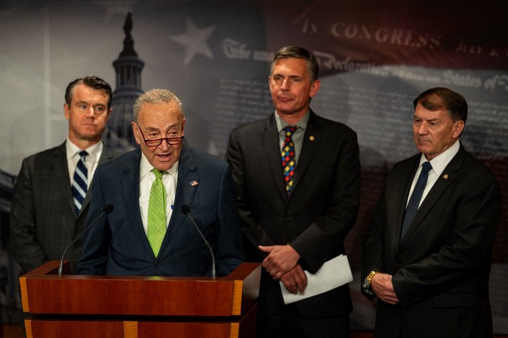 Chuck Schumer szenátor sajtókonferenciát tart 