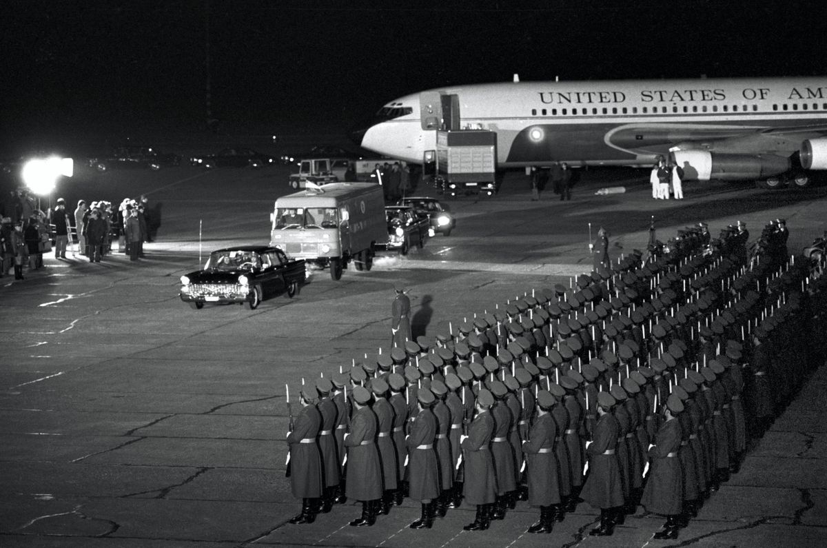 Lugas
Budapest, 1978. január 5.
A koronát szállító gépkocsik elhajtanak a felsorakozott díszszázad előtt a koronázási ékszerek fogadásán a Ferihegyi repülőtéren. A magyar államiság jelképe, a Szent Korona és a magyar koronázási ékszerek - a jogar, az országalma, a koronázási kard és a palást - 1978. január 5-én este érkeztek haza az Amerikai Egyesült Államokból.
MTI Fotó: Pap Jenő