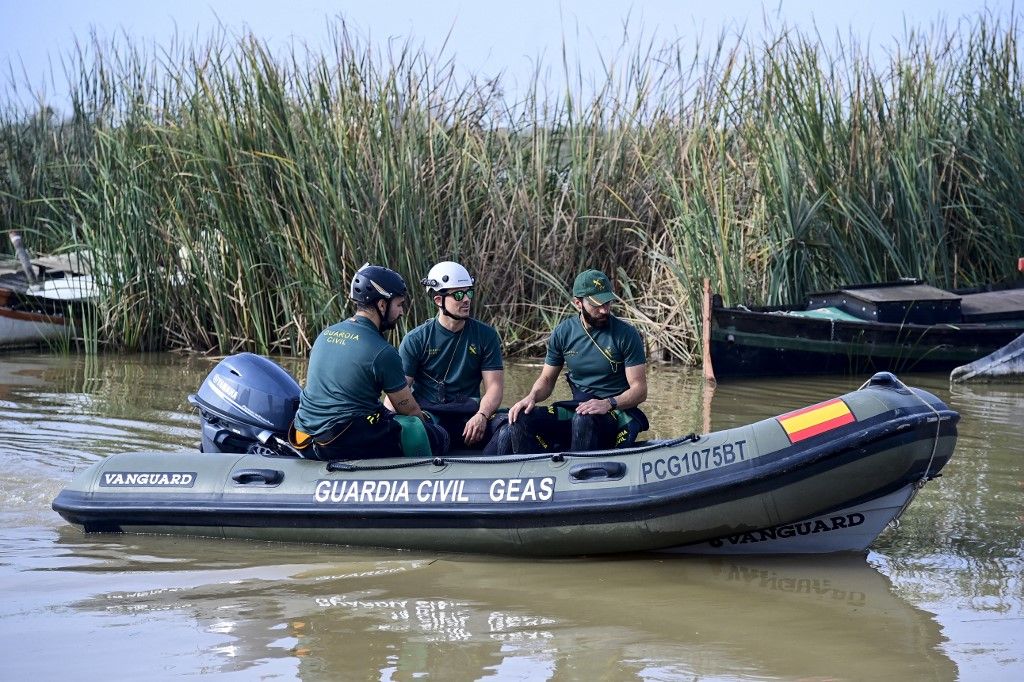 Spanyol polgárőrök 2024. november 5-én folytatják a pusztító áradások áldozatainak felkutatását El Palmarban, az Albufera Nemzeti Parkban, Valencia régiójában