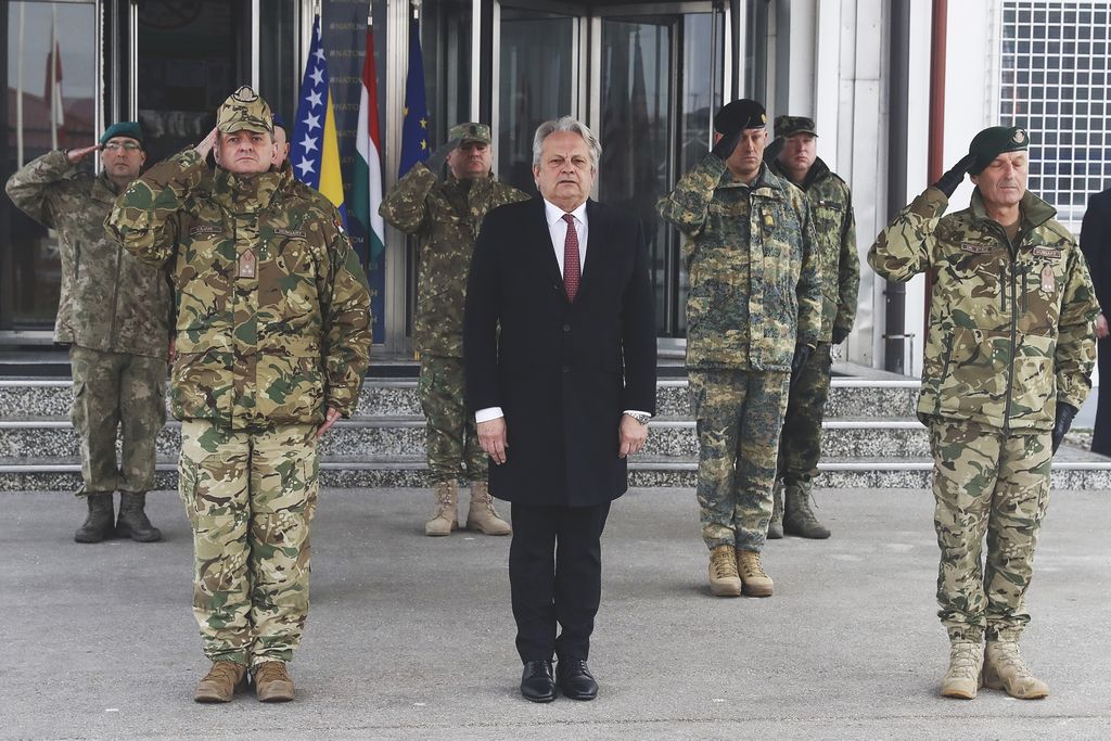 Kajári Ferenc altábornagy, a Honvéd Vezérkar főnökének helyettese, Vargha Tamás, a Honvédelmi Minisztérium parlamenti államtitkára és Sticz László vezérőrnagy