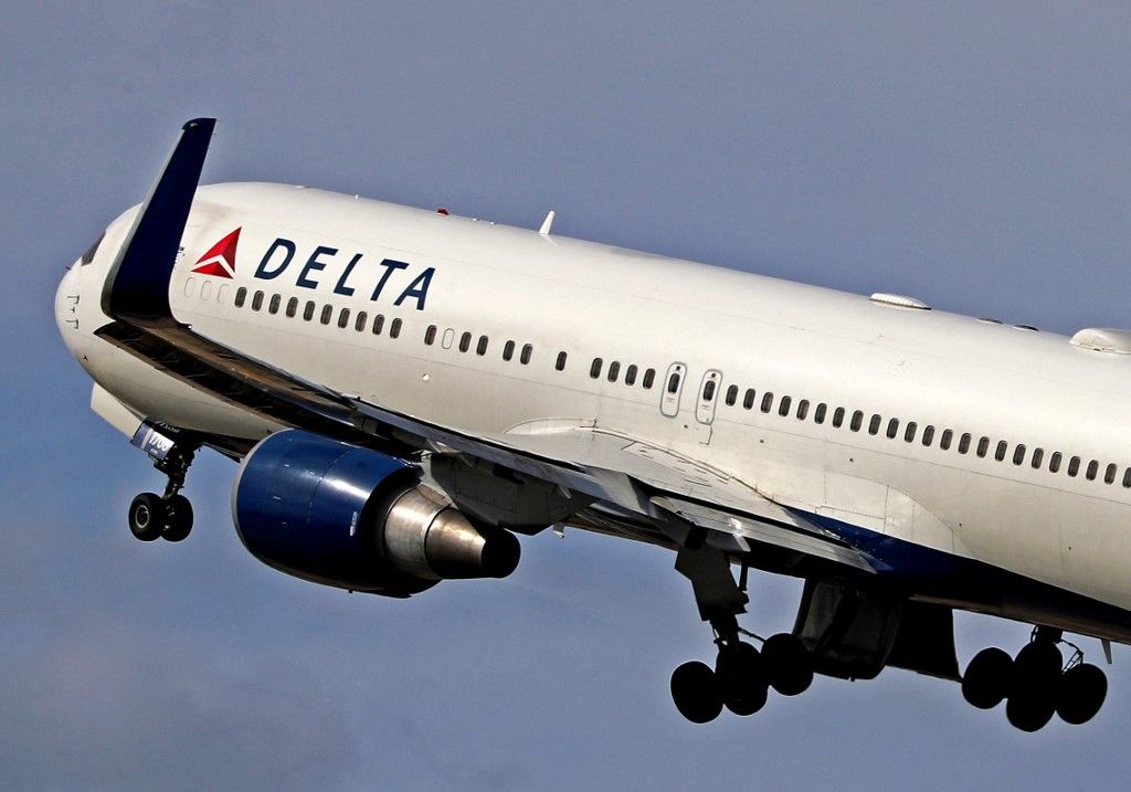 Kényszerleszállást hajtott végre egy repülőgép. (A kép illusztráció: a Delta Air Lines Boeing 767-es gépe)