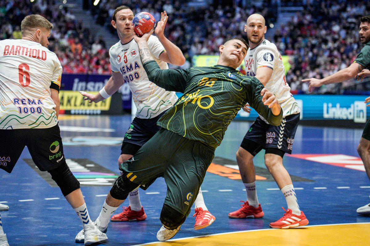 Brazil's pivot #88 Guilherme Borges passes the ball during the Preliminary Round Group E match between Norway and Brazil of the IHF Men's Handball World Championship in Oslo on January 15, 2025. (Photo by Stian Lysberg Solum / NTB / AFP) / Norway OUT Norvégia Brazília férfi kézilabda vb