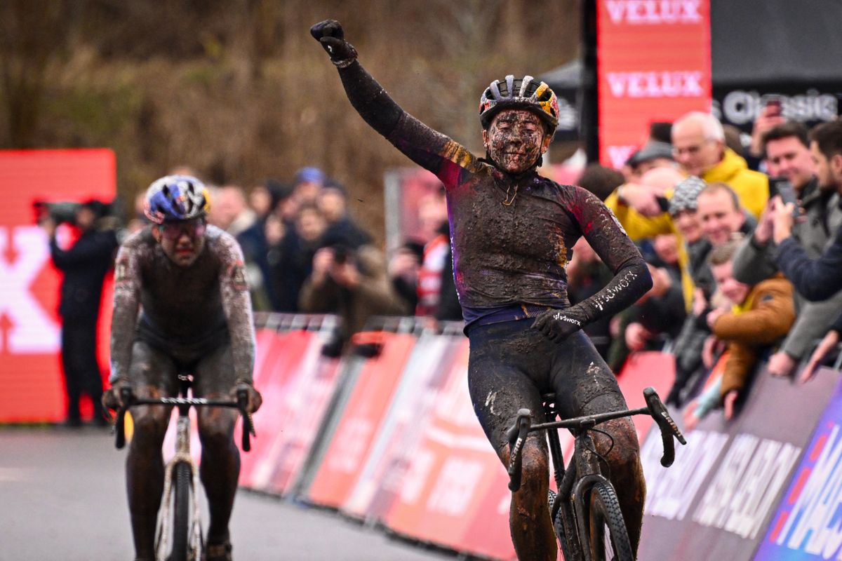 Hungarian Kata Blanka Vas Blanka világkupa terepkerékpár világbajnokság sáros win ahead of British Zoe Backstedt in the women's elite race, on stage 11 (out of 12) of the UCI World Cup cyclocross competition, at the World Cup cyclocross cycling event in Maasmechelen on January 25, 2025. (Photo by LUC CLAESSEN / Belga / AFP) / Belgium OUT