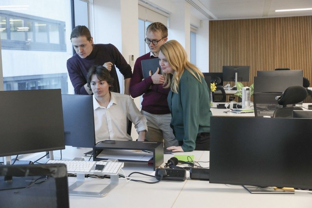 Employees looking at computer in office
munka iroda