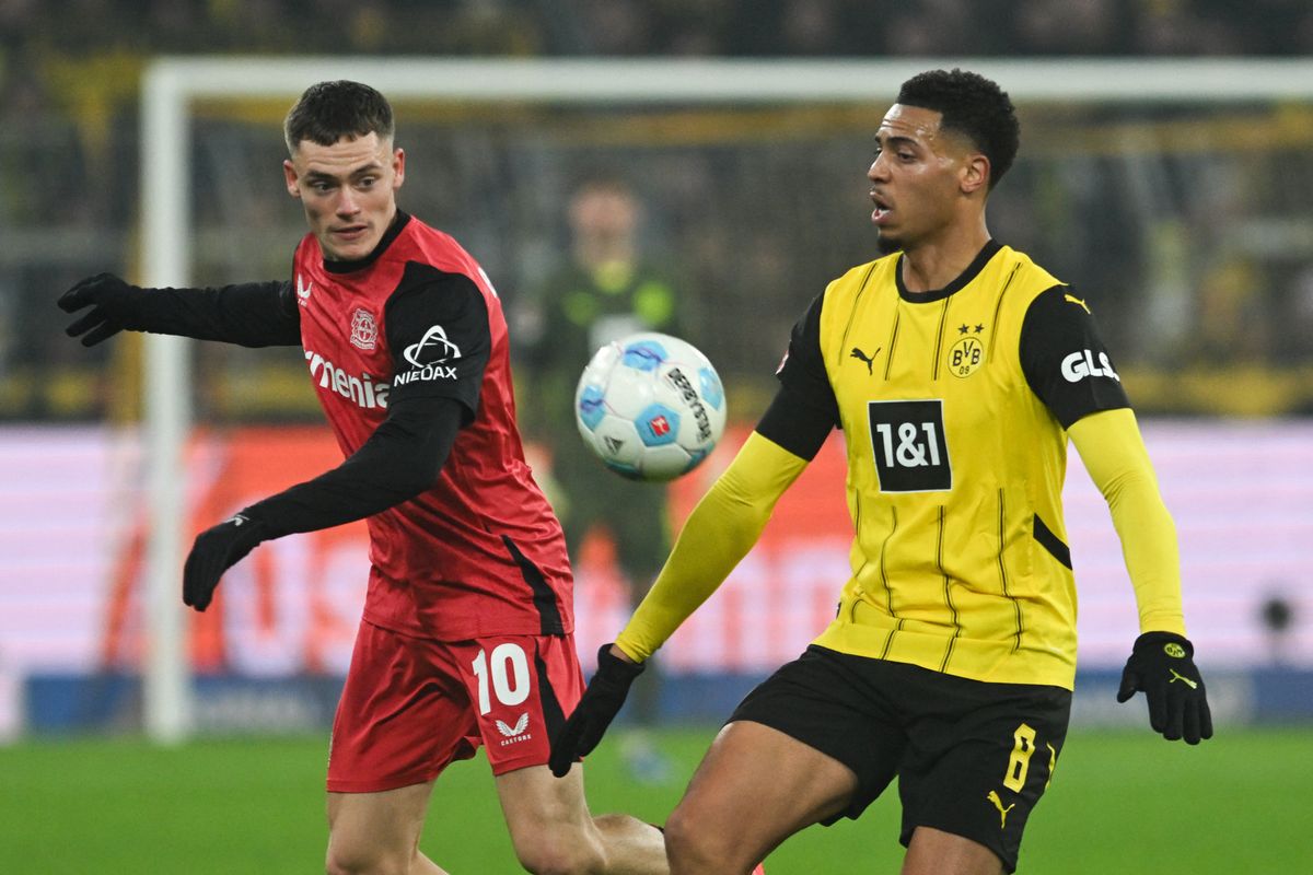 Borussia Dortmund - Bayer Leverkusen dpa Picture-Alliance via AFP/10 January 2025, North Rhine-Westphalia, Dortmund: Soccer, Bundesliga, Borussia Dortmund - Bayer Leverkusen, Matchday 16, Signal Iduna Park, Dortmund's Felix Nmecha (r) and Leverkusen's Florian Wirtz fight for the ball.  Xabi Alonso kispad