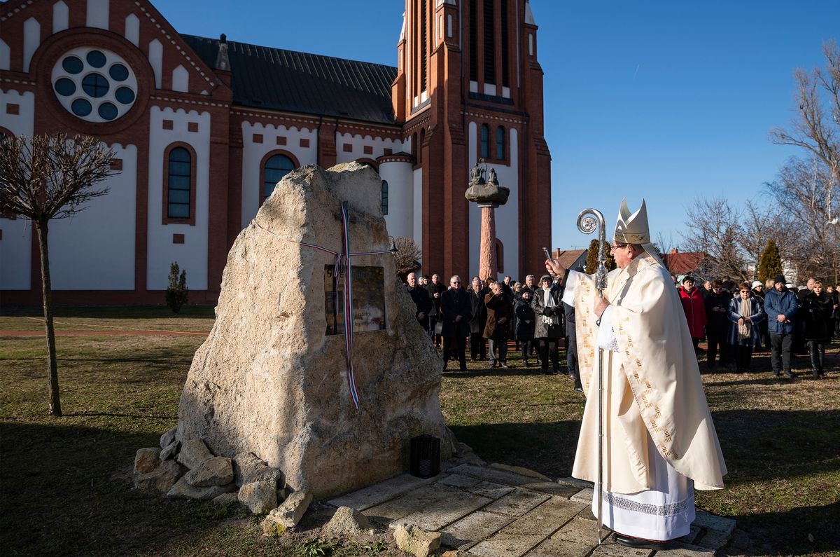 PALÁNKI Ferenc

MTVA - Médiaszolgáltatás-támogató és Vagyonkezelõ Alap/Vállaj, 2025. január 4.Palánki Ferenc, a Debrecen-Nyíregyházi Egyházmegye püspöke megszenteli a nyolcvan évvel ezelõtt málenkij robotra elhurcoltak emlékére állított emlékmûvet Vállajon, a Szentlélek templomnál 2025. január 4-én.MTI/Balázs Attila