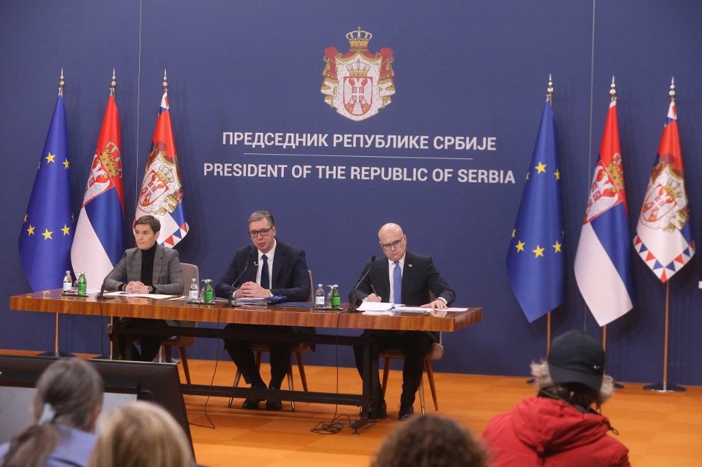 Alekszandar Vucsics szerb elnök, Milos Vucsevics szerb kormányfő és Ana Brnabics, a parlament elnöke beszél a sajtó képviselőinek (Fotó: AFP)