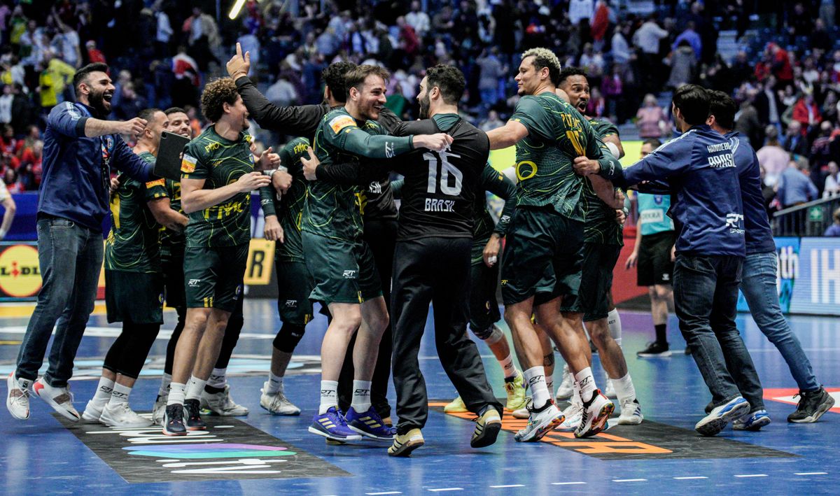 Norvégia Brazília férfi kézilabda világbajnokság tragédia players celebrate after the Preliminary Round Group E match between Norway and Brazil of the IHF Men's Handball World Championship in Oslo on January 15, 2025. Brazil won the match 29-26. (Photo by  / NTB / AFP) / Norway OUT