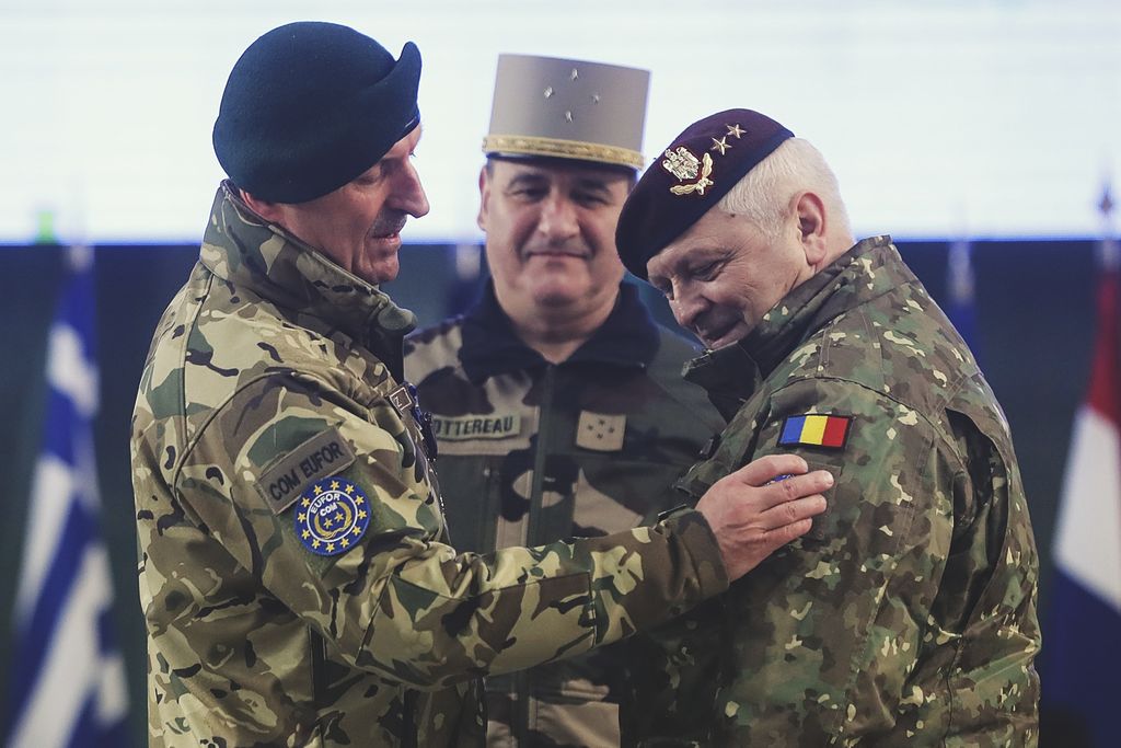 Sticz László vezérőrnagy átadta az Eufor vezetését a román Florin-Marian Barbu tábornoknak 