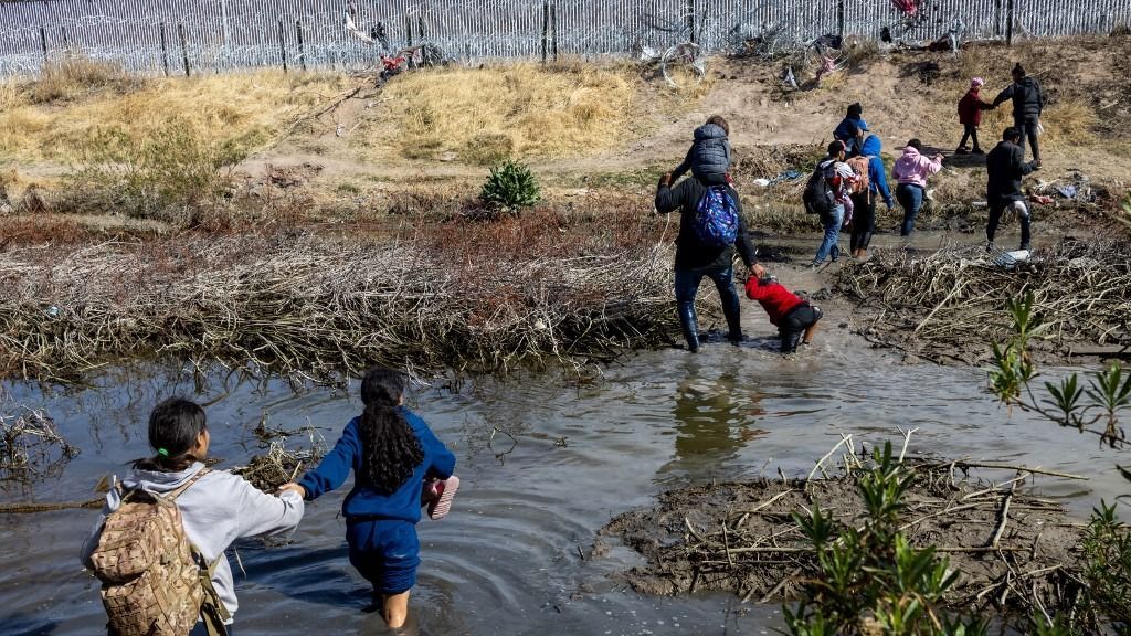 Illegális migránsok a mexikói-amerikai határon