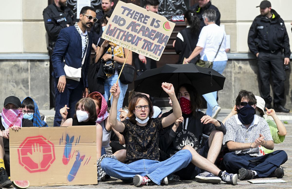 Police intervene pro-Palestine sit-in demonstration, detaining numerous protestors in Berlin antiszemitizmus