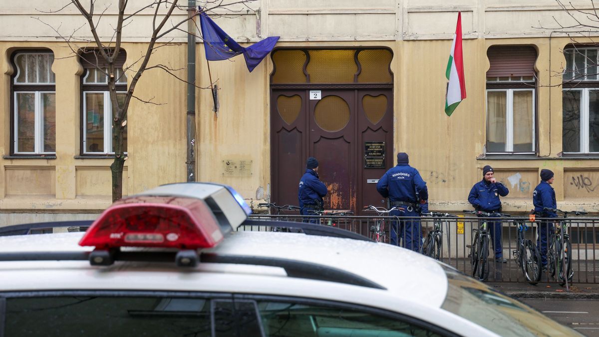 Már több mint kétszázhatvan iskolát kellett kiüríteni a bombariadók miatt