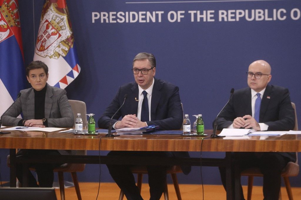 Alekszandar Vucsics szerb elnök, Milos Vucsevics szerb miniszterelnök és Ana Brnabics (B) a parlament elnöke beszél a sajtó képviselőinek  (Fotó: AFP)