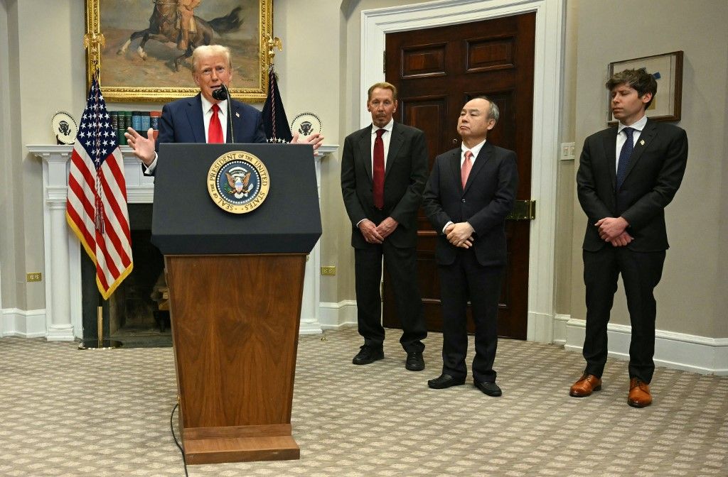 Donald Trump amerikai elnök a Roosevelt-teremben beszél Masayoshi Son (2R), a SoftBank Group Corp elnök-vezérigazgatója, Larry Ellison (2L), ügyvezető Charmain Oracle és Sam Altman (R), a társaság vezérigazgatója mellett