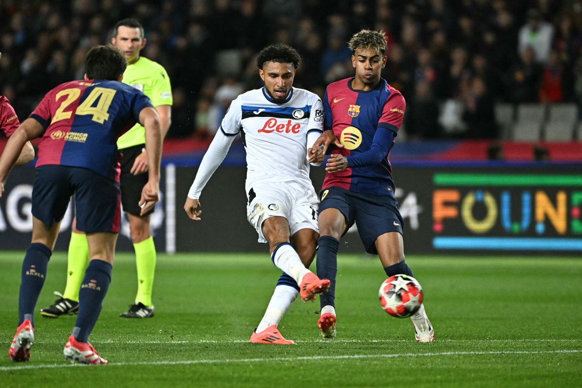 AFP or licensors/Atalanta's Brazilian midfielder #13 Ederson Jose Dos Santos Lourenco da Silva (C) shoots to score their first goal during the UEFA Champions League, league phase football match between FC Barcelona and Atalanta BC at the Estadi Olimpic Lluis Companys in Barcelona on January 29, 2025. (Photo by JAVIER SORIANO / AFP) Liverpool Bajnokok Ligája alapszakasz első hely Szoboszlai Dominik