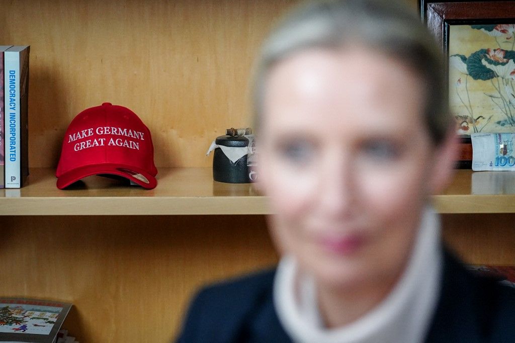 Alice Weidel parlamenti frakcióvezető, pártelnök és az AfD kancellárjelöltje az irodájában, mielőtt élő beszélgetést folytat Elon Muskkal az amerikai milliárdossal az X platformon