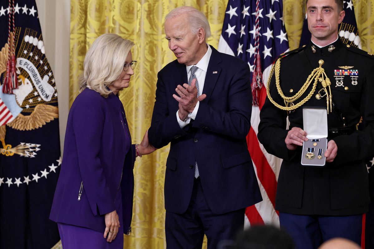 Joe Biden amerikai elnök Bobby Sager mellett másokat is kitüntetett. A fotón Liz Cheney volt amerikai képviselőnek adja át az Elnöki Polgári Érdemérmet.