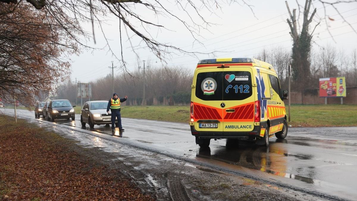 gyalogosgázolás Kaposváron, mentő, rendőr, baleset