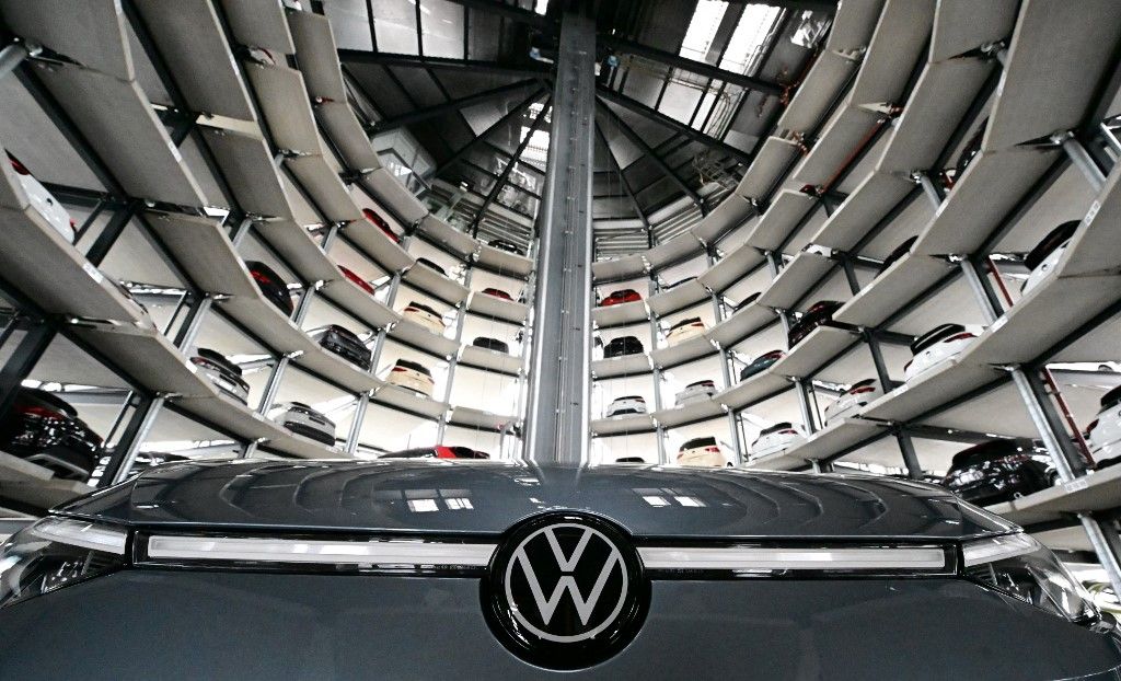 A VW logó egy ID.7 típusú elektromos autón látható a wolfsburgi Volkswagen-gyárban, a Volkswagen-csoport világméretű központjában