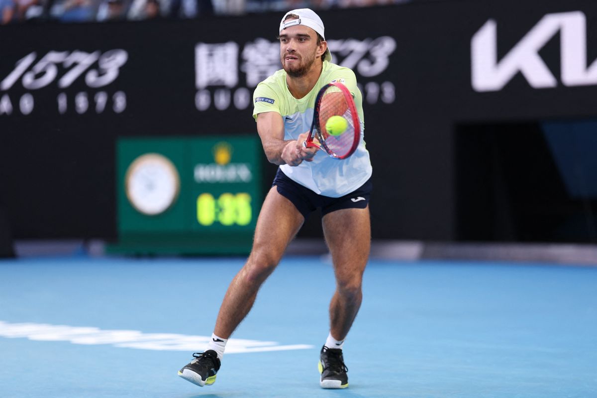 Czech Republic's Tomás Machác hits a return against Serbia's Novak Djokovics during their men's singles match on day six of the Australian Open tenisz tournament in Melbourne on January 17, 2025. (Photo by Martin KEEP / AFP) / -- IMAGE RESTRICTED TO EDITORIAL USE - S