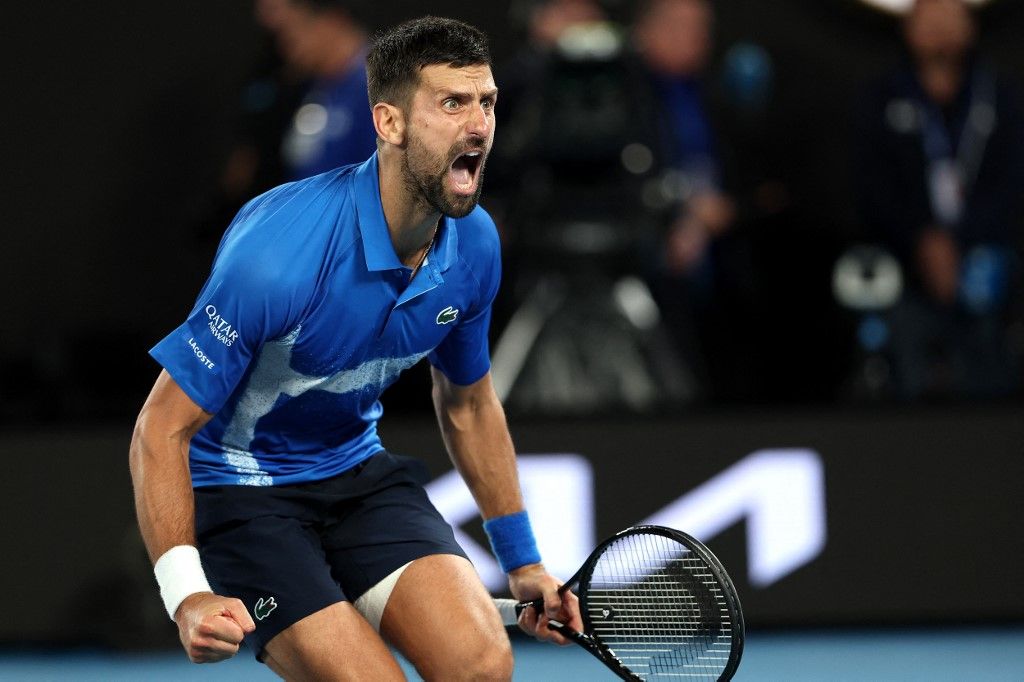 Novak Djokovics ápolást kért a Carlos Alcaraz elleni negyeddöntő során az Australian Open negyeddöntőjében és a bal combján kötéssel fejezte be a meccset. John McEnroe vádjával nem foglalkozik, készül a Zverev ellen elődöntőre