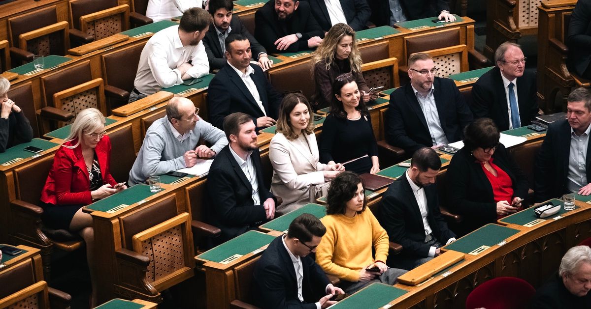 Cseh Katalin Fekete-Győr András helyén a parlamentben. 