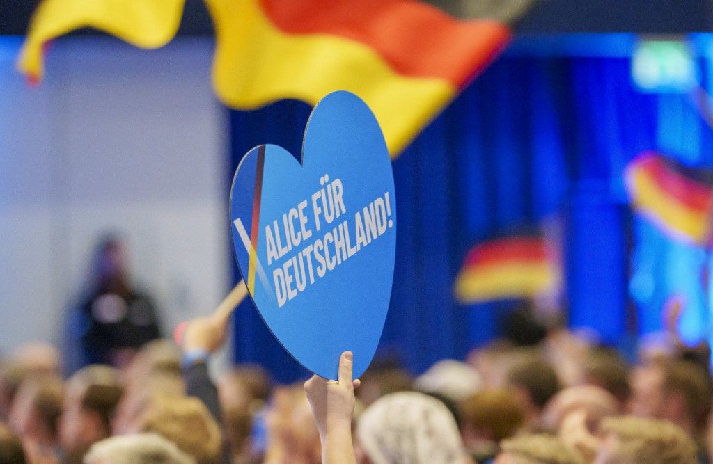 „Alice Németországért” táblát emelnek Alice Weidel (AfD), a közelgő Bundestag-választás vezető jelöltje mellett